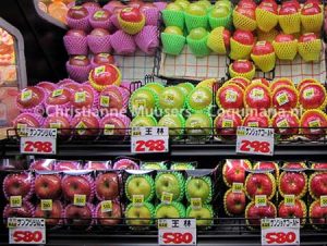 Appels in een Japanse supermarkt. Eén appel kost bijna 3 euro (maart 2013).